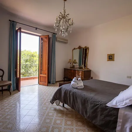 Casa Del Carrubo Карини